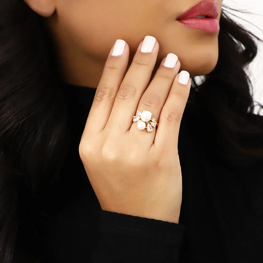 Anel pérola com detalhe cravejado